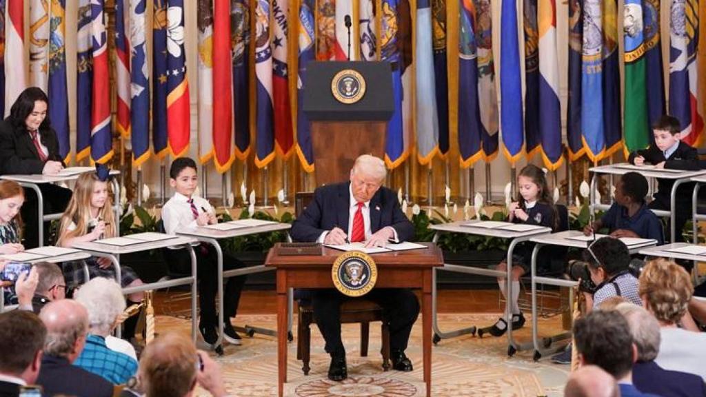 Trump ordena desmantelar el Departamento de Educación de EEUU.