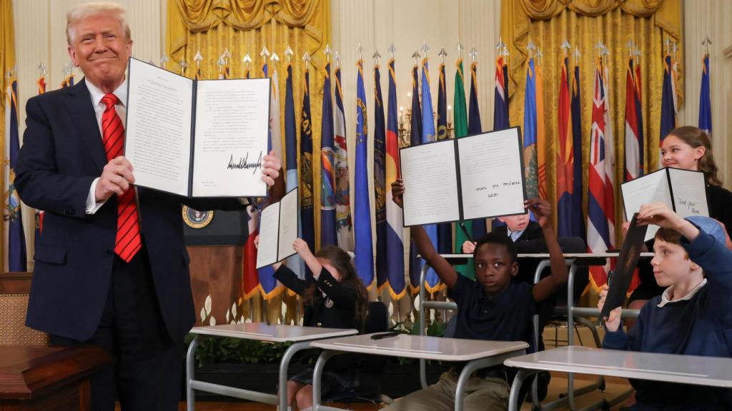 El presidente de Estados Unidos, Donald Trump, firma una orden ejecutiva para cerrar el Departamento de Educación.