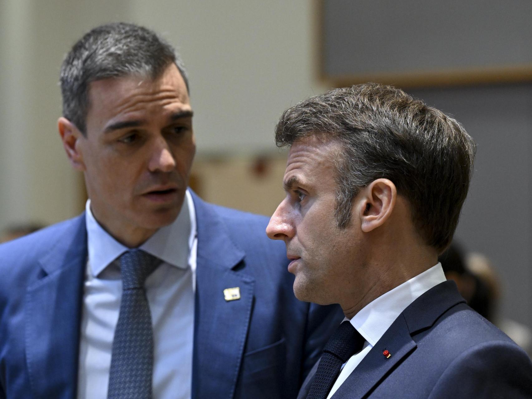 El presidente del Gobierno, Pedro Sánchez, conversa con el presidente francés, Emmanuel Macron, durante el Consejo Europeo de este jueves en Bruselas