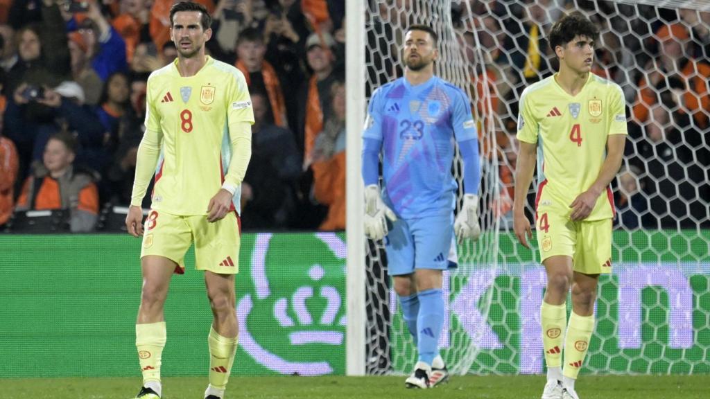 Los jugadores de la selección española de fútbol se lamentan por el gol.