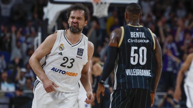 Llull celebra una acción en el partido ante el Asvel.