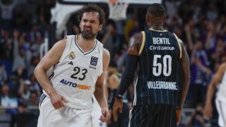 Llull celebra una acción en el partido ante el Asvel.