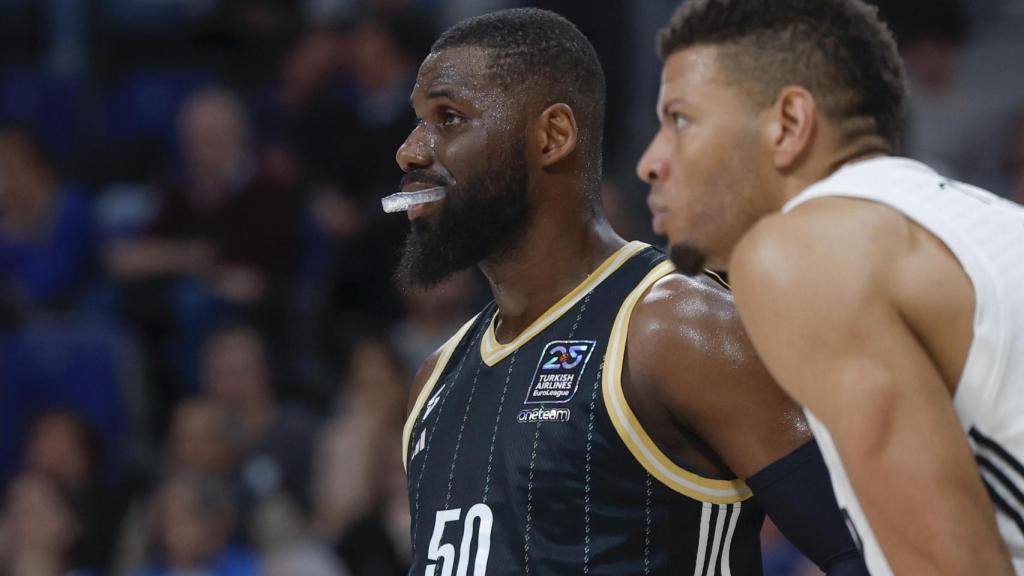 Tavares, con Bentil al fondo.