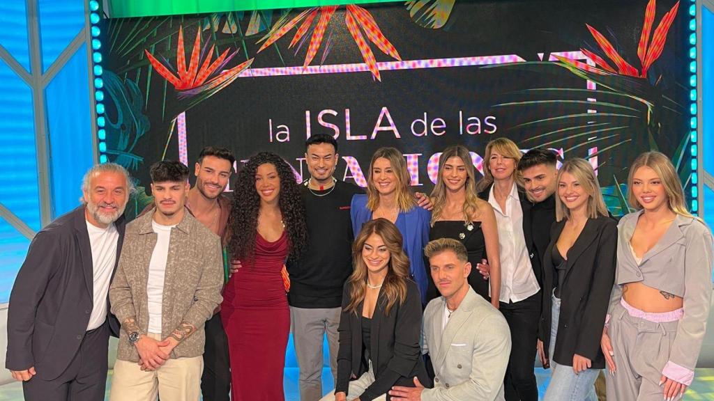 Los protagonistas de 'La isla de las tentaciones' junto a Sandra Barneda, Juan Ramón Gonzalo y Meritxell Estruch.