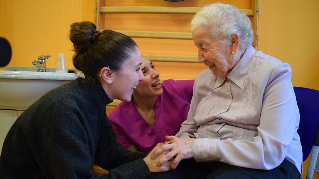 Lucia Bragado y su abuela Manoli