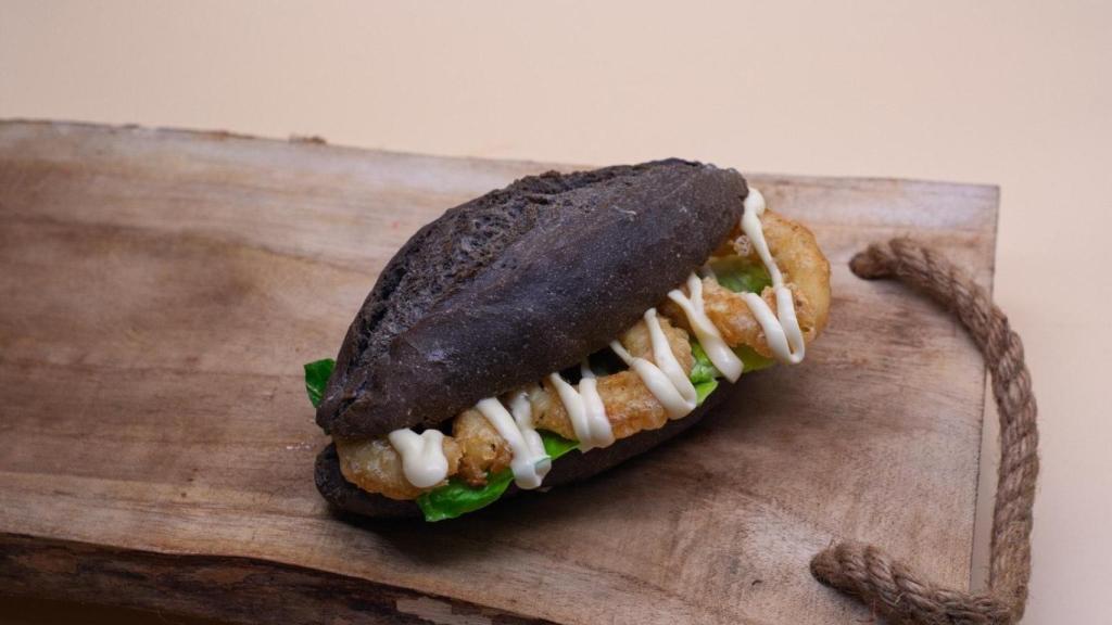 Bocata de calamares con pan de tinta de calamar de Morente (Benicarló) relleno de calamares en tempura y mahonesa de piparra, Lo Sarao (Canet Lo Roig)