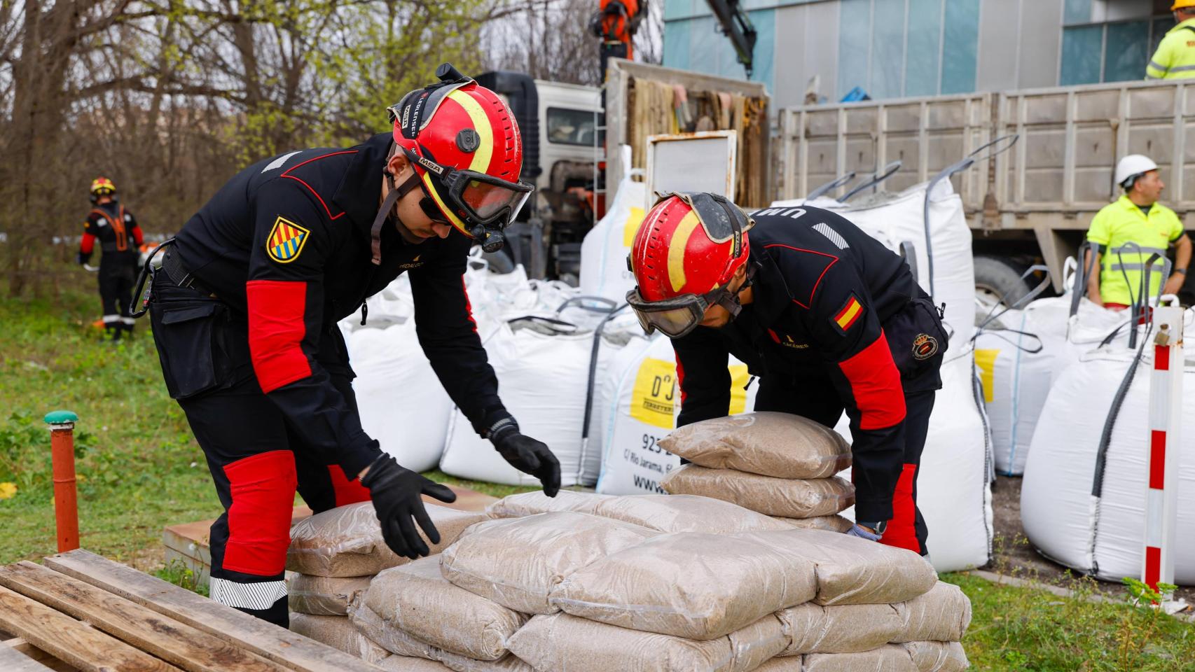 La UME construye un dique en Toledo para que la crecida del Tajo no inunde el Hospital de Parapléjicos: todas las fotos