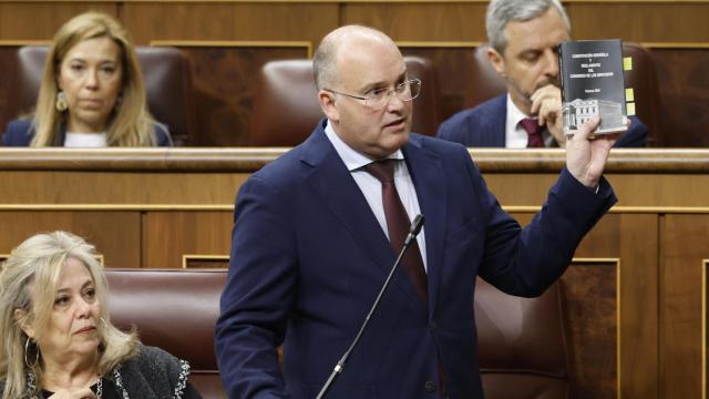 Miguel Tellado, portavoz del PP, esgrime un ejemplar de la Constitución y del Reglamento del Congreso, este jueves en el hemiciclo.