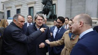 Enrique Santiago, diputado de Sumar y líder del PCE, discute con Miguel Tellado y Cuca Gamarra (PP), a la salida del Congreso.