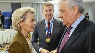 Ursula von der Leyen, Alberto Núñez Feijóo y Antonio Tajani, en la cumbre del PPE, en Bruselas.