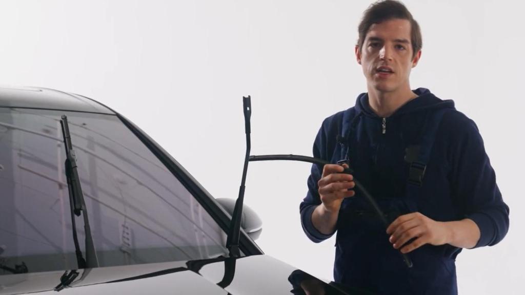 Un coche con los limpiaparabrisas Kimblade X.