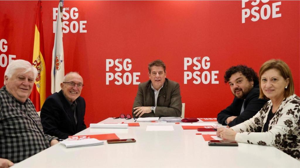 El secretario xeral del PSdeG se reúne con representantes de la plataforma SOS Sanidade Pública.