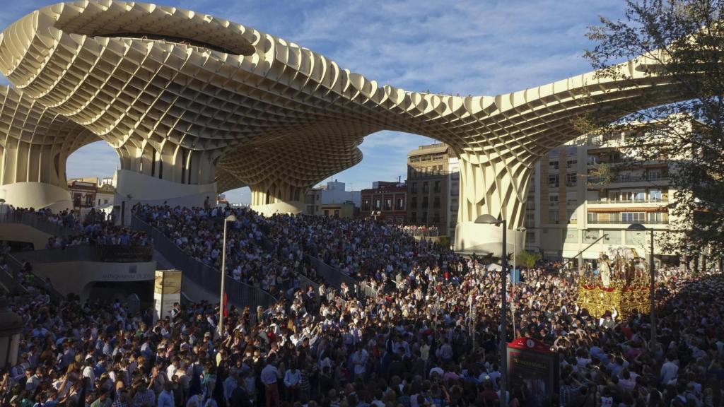 Aglomeración en la Plaza de la Encarnación al paso de la Hermandad de San Benito.