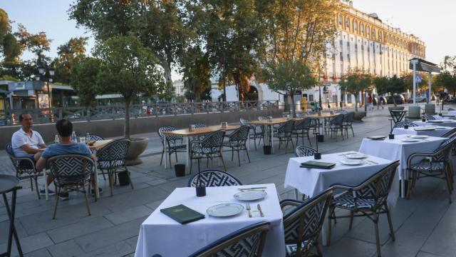 Veladores en la Puerta Jerez de Sevilla.