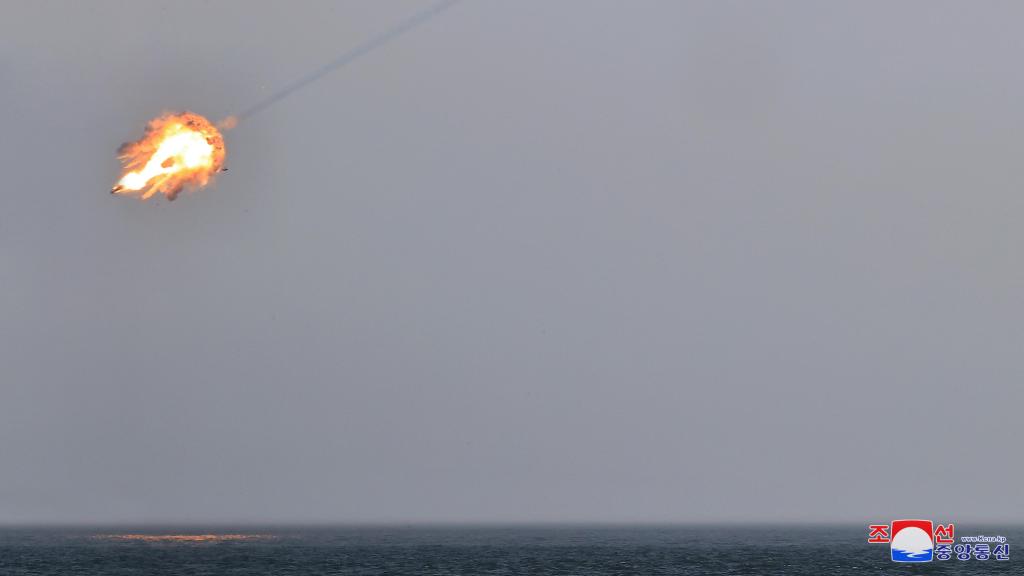 Imagen distribuida por la agencia KCNA sobre las pruebas de los misiles antiaéreos de Corea del Norte.