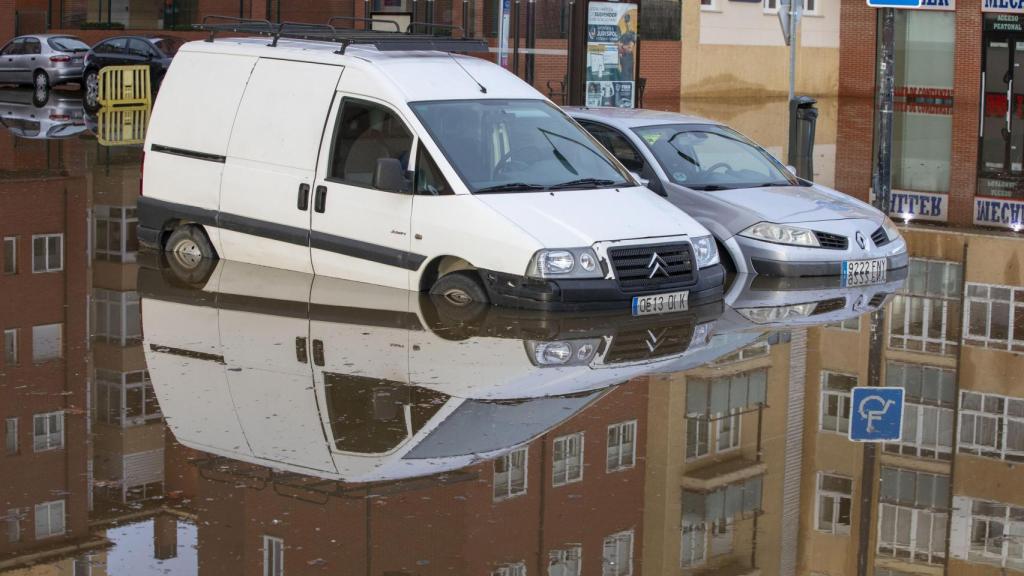 Los coches inundados por el desbordamiento