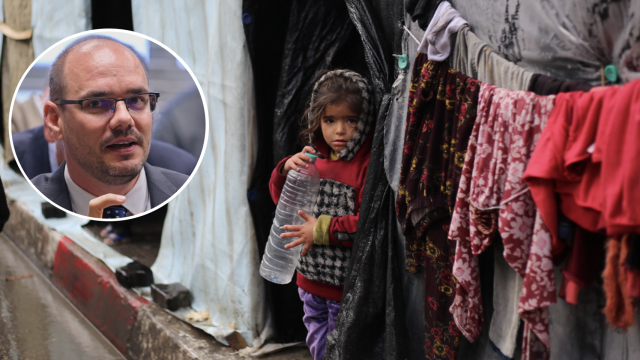 Jorge Álvarez junto a una niña que sujeta una botella de agua medio vacía en Gaza.