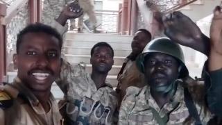 Miembros del Ejército sudanés en el interior del Palacio Presidencial de Jartum.