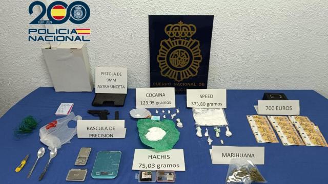La Policía Nacional se incautó de una pistola automática y sustancias estupefacientes