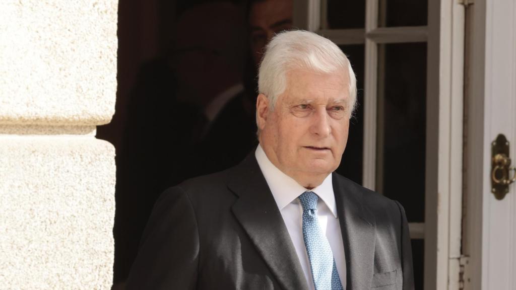 El duque de Alba, en las puertas del palacio de Liria, en Madrid.