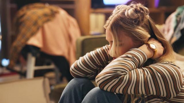 Una mujer con aspecto triste, en una imagen de Shutterstock.