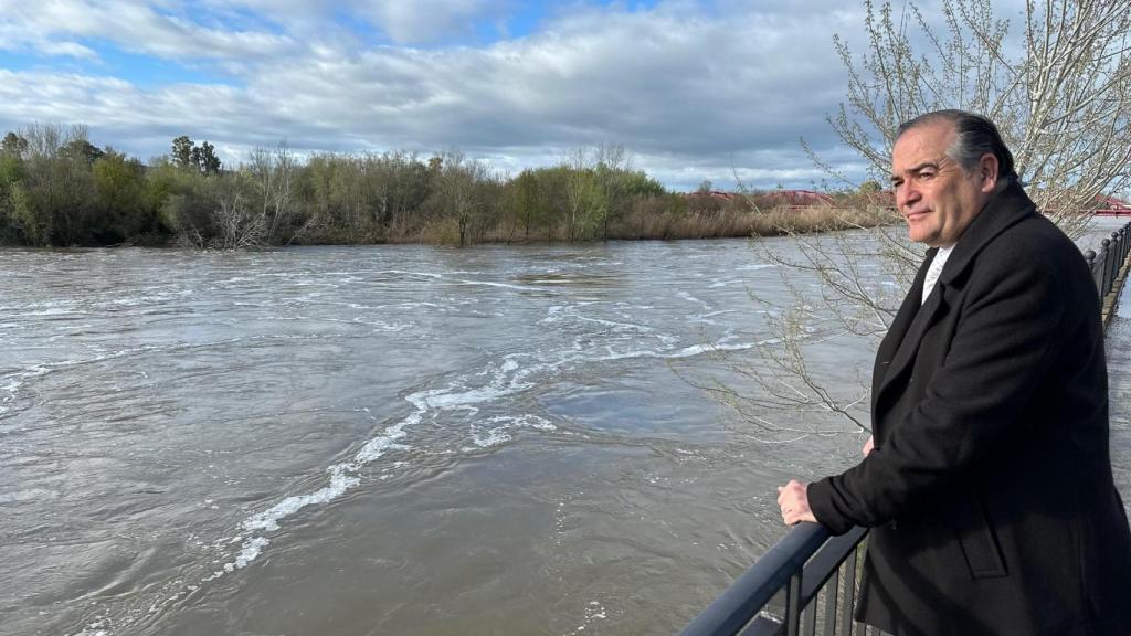 José Julián Gregorio, alcalde de Talavera, en una imagen de este viernes junto al río Tajo.