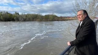 José Julián Gregorio, alcalde de Talavera, en una imagen de este viernes junto al río Tajo.