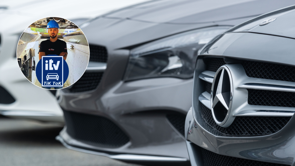 Primer plano de varios Mercedes.