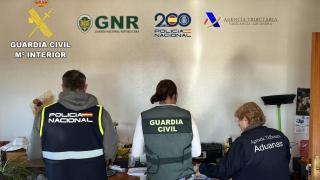 Desarticulada una organización criminal de contrabando de tabaco en una operación hispanolusa