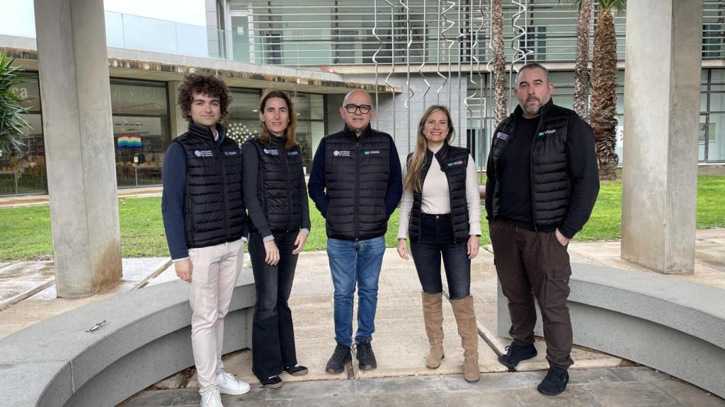 De izquierda a derecha los investigadores de VRAIN de la UPV, Antoni Mestre, Manoli Albert, Vicente Pelechano, Miriam Gil y Joan Fons.