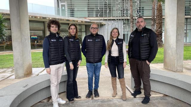 De izquierda a derecha los investigadores de VRAIN de la UPV, Antoni Mestre, Manoli Albert, Vicente Pelechano, Miriam Gil y Joan Fons.