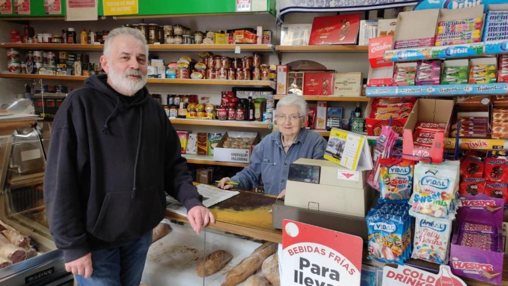 Emilio Vigo y su madre Emperatriz Iglesias, responsables del Ultramarinos Iglesias en A Coruña.