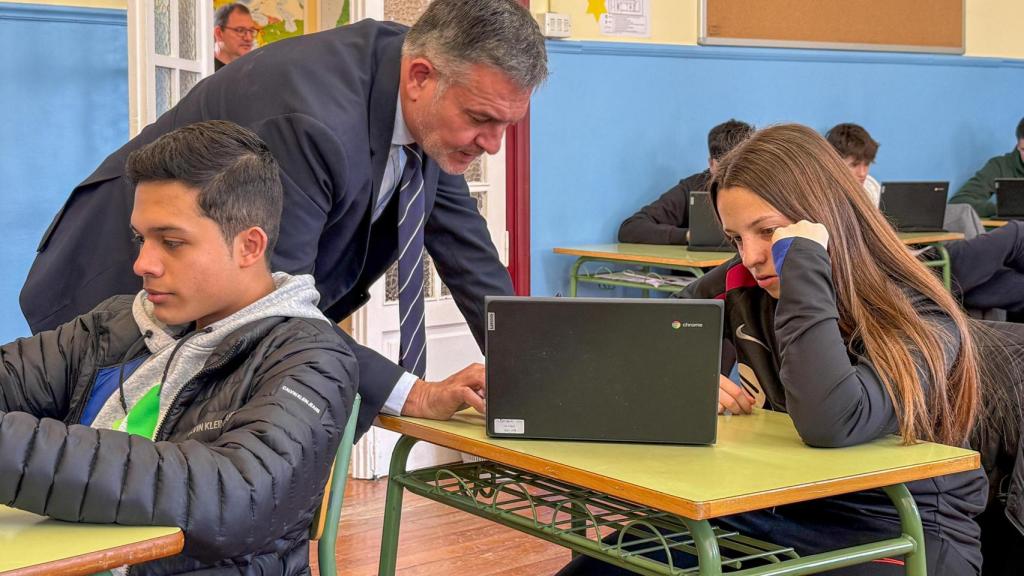 El consejero de Universidad, Innovación y Transformación Digital de Navarra, con uno de los alumnos participantes.