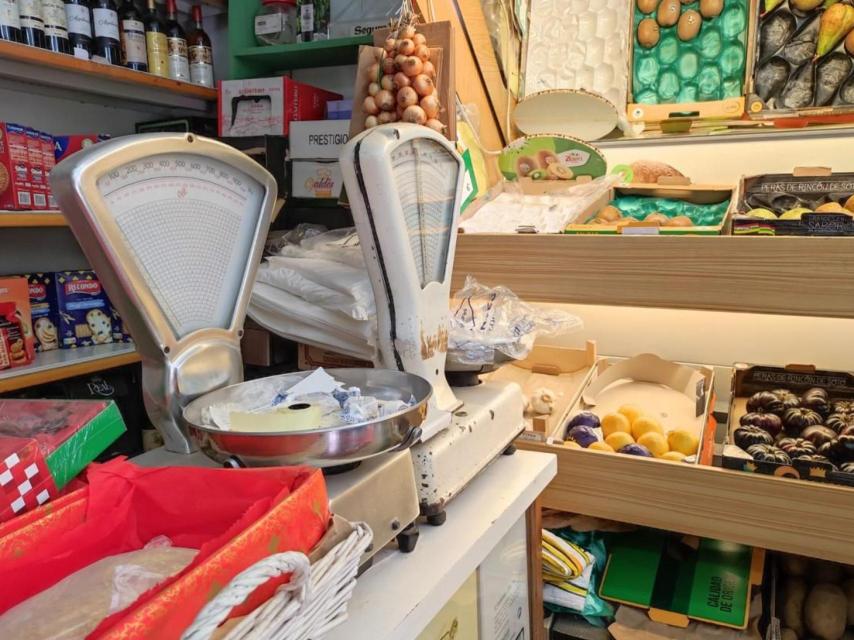 Dos balanzas antiguas en el interior del ultramarinos Iglesias.