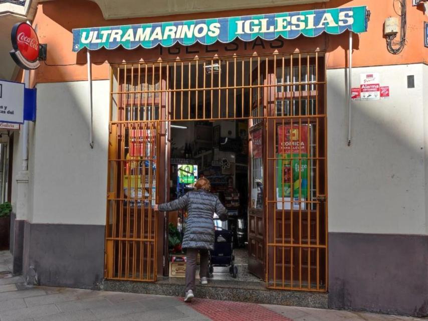 Una clienta entra en el ultramarinos Iglesias.