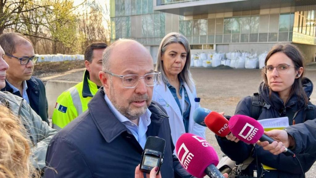 Alberto Jara, director gerente del SESCAM, atendiendo a los medios de comunicación.