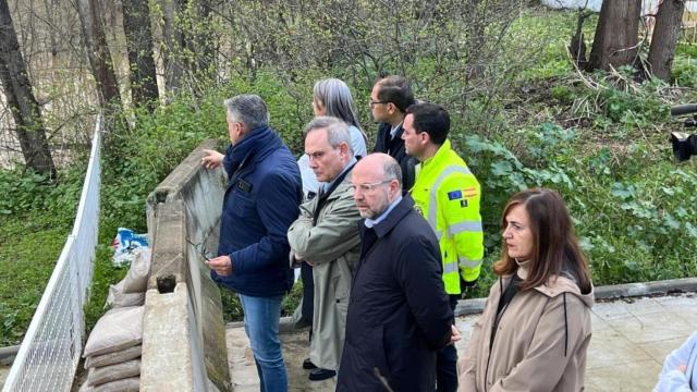 Responsables del SESCAM observan este viernes la situación del río Tajo junto al Hospital Nacional de Parapléjicos, en Toledo.