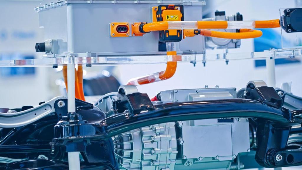 Paquetes de batería y motor eléctrico de un coche.