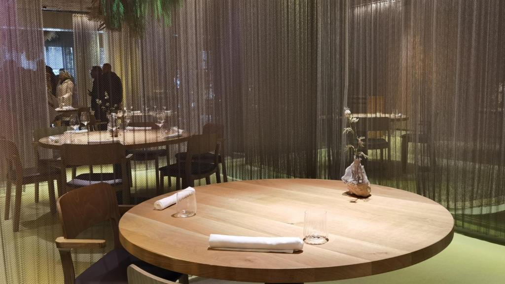 Una de las mesas en el amplio salón de este premiado local.