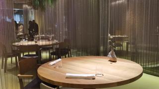 Una de las mesas en el amplio salón de este premiado local.