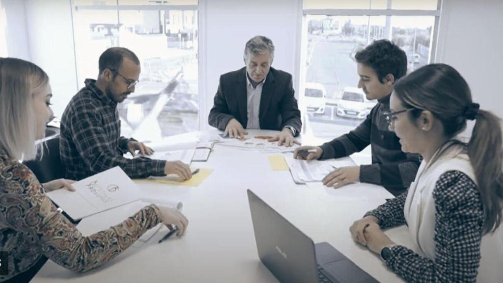 Vicente Navarro, CEO de Bioithas reunido con su equipo.