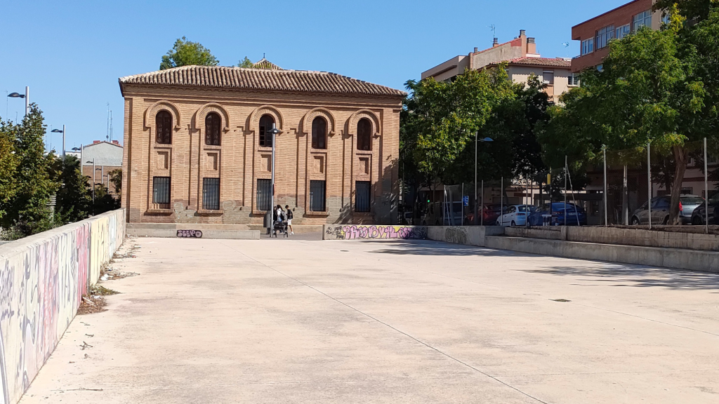 El espacio donde se levantará el nuevo edificio con 34 viviendas de alquiler asequible, en Torrero.