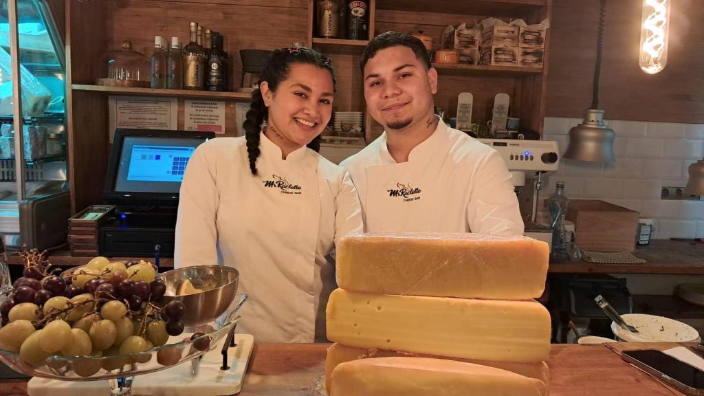 El equipo de Mr. Raclette lo forman cinco personas, entre ellos, Michell y José Gregorio.