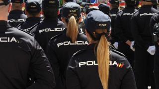Una  mujer policía nacional