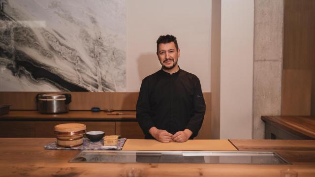 Mario Payán en la barra de madera del nuevo Kappo.