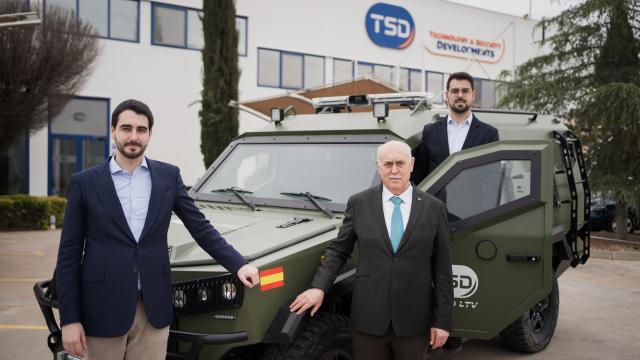 Antonio Ramírez (c), presidente de TSD, y sus hijos, Antonio (i) y Carlos (d), posan frente a un IBERO ligero frente a las instalaciones de la empresa en Herencia, Ciudad Real.