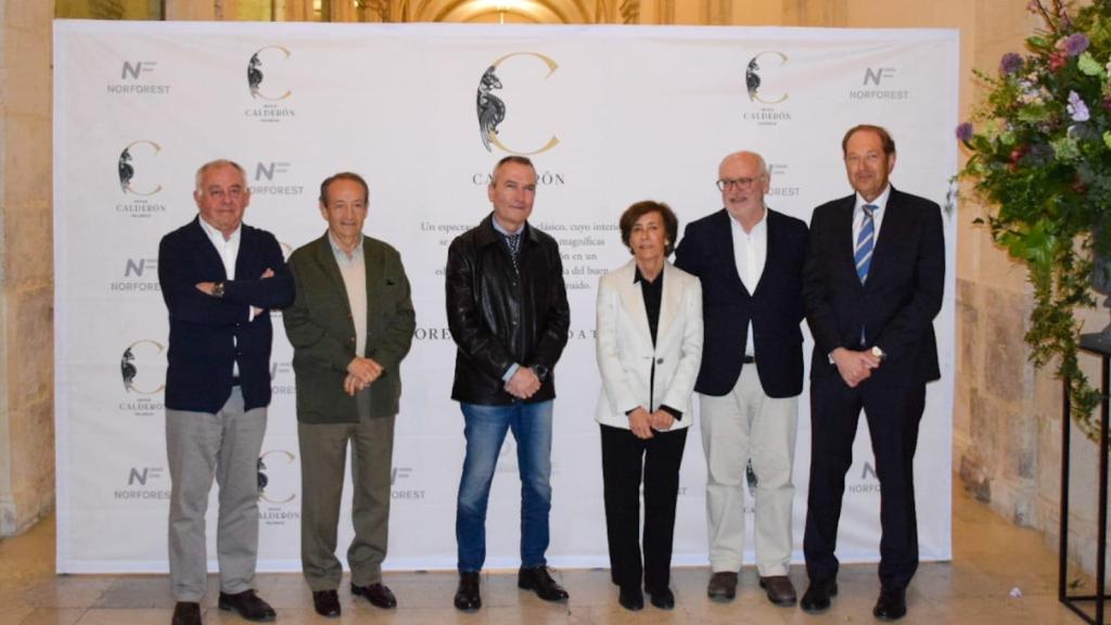 La presidenta de Norforest, Amelia Isidro, junto al concejal de Urbanismo y Vivienda, José Ignacio Zarandona; José Miguel Isidro; el director de la Escuela Técnica Superior de Arquitectura de la Universidad de Valladolid y catedrático de Urbanística y Ordenación del Territorio, Juan Luis de las Rivas; el director general de Norforest, José Antonio Cobo, y el arquitecto Ignacio Paredes, del estudio Paredes y Rivas Arquitectos, que ha diseñado el proyecto.