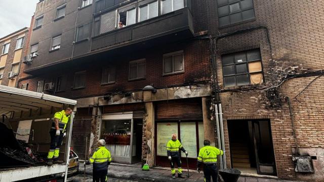 Estado actual de la calle y las viviendas afectadas por el fuego en Zaragoza