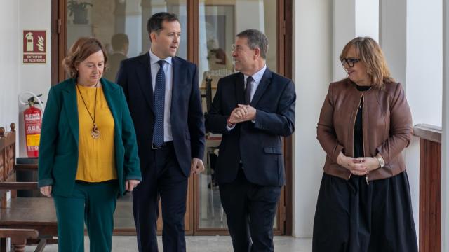 Page y Velázquez, en el centro, este viernes en el toledano Palacio de Fuensalida.