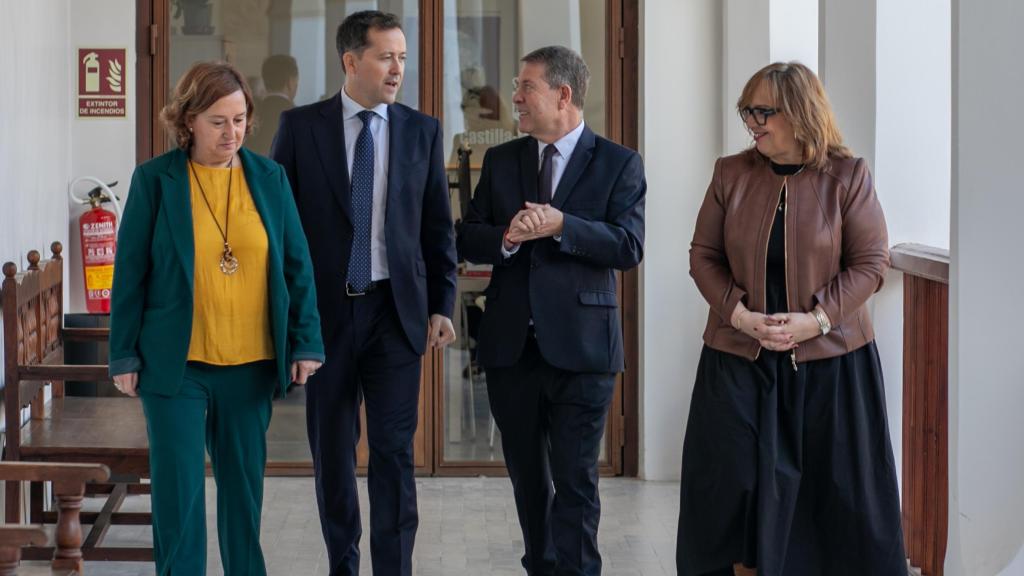 Page y Velázquez, en el centro, este viernes en el toledano Palacio de Fuensalida.